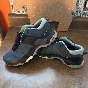 Salomon Men's Black and Gray Athletic Shoes